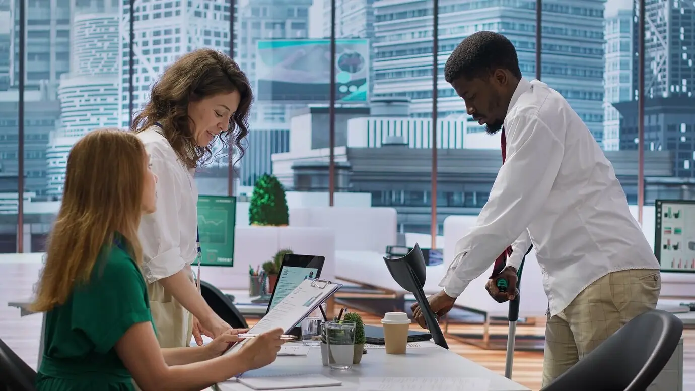 Бизнесмен на костылях приходит на собеседование на новую должность.