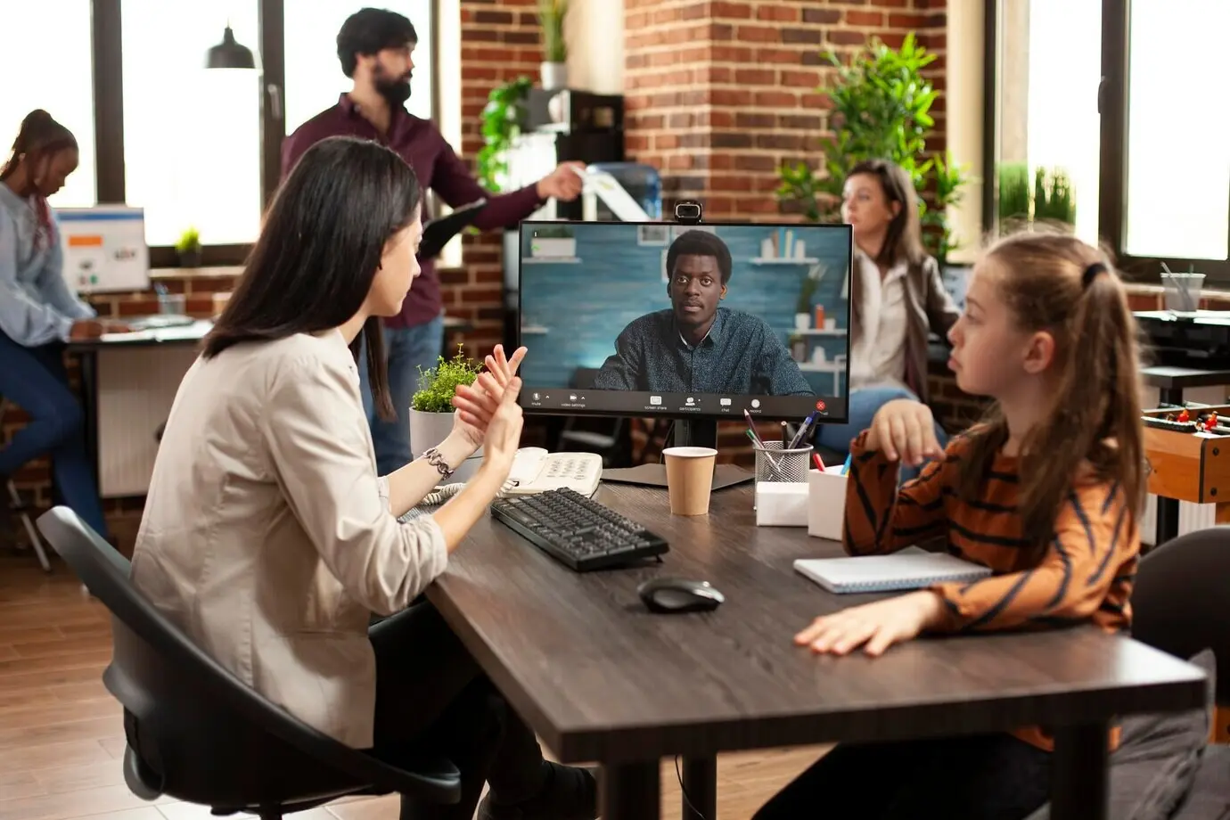 Работающая мать проводит онлайн-видеозвонок.