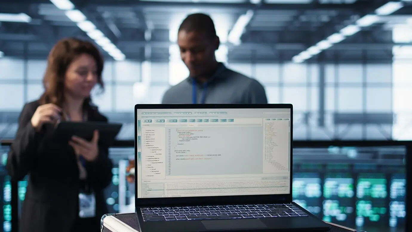 Крупный план: язык программирования на ноутбуке, используемом ИТ-экспертами серверной.