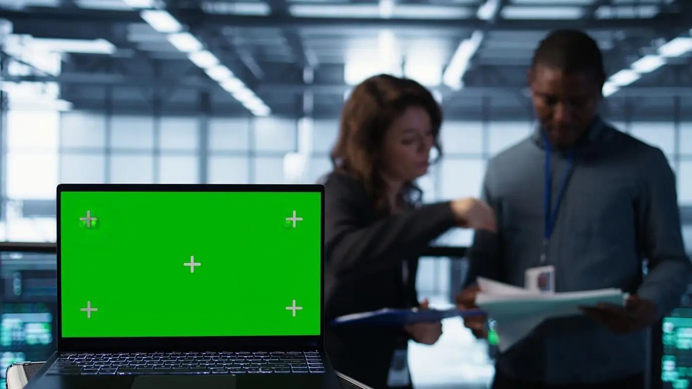 Хромакейный ноутбук, используемый коллегами, настраивающими конфигурации серверной.